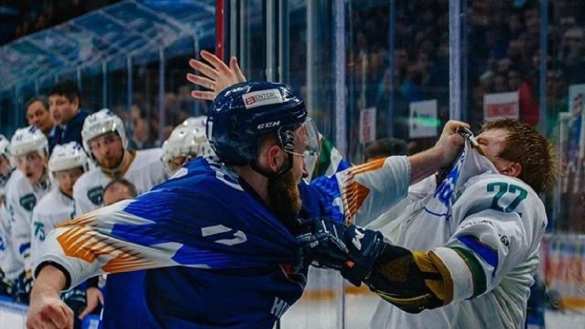 Кровавое шоу: Украинский и российский хоккеисты жёстко подрались во время матча (ВИДЕО) | Русская весна