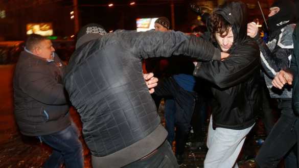 Во Львове неонацисты избили белорусов за русский язык (ВИДЕО) | Русская весна