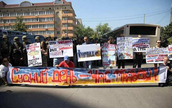 Реальности постмайданной Украины: чьи-то сестры, дочери и будущие матери пришли поддержать педофилов-насильников из «Торнадо» (ВИДЕО) | Русская весна