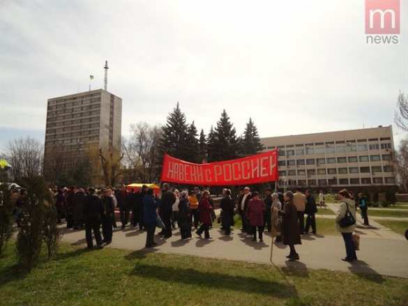 В Мариуполе у горадминистрации начинает собираться народ, туда же стягиваются дополнительные наряды милиции | Русская весна