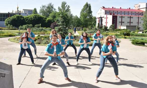 ЛНУ имени Тараса Шевченко: смена онлайн-лагеря «Лови воЛНУ» стартовала с танцевального флешмоба (ВИДЕО) | Русская весна