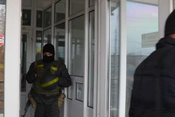 Мариуполь: вооруженные боевики нацгвардии захватили здание «Мариупольтеплосети» (фото) | Русская весна