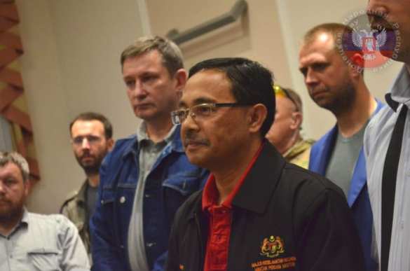 Бортовые самописцы «Боинга» передали представителями ДНР малазийским экспертам Бортовые самописцы «Боинга» переданы малазийским экспертам представителями ДНР | Русская весна