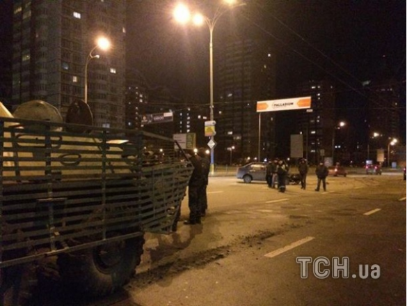 В Киеве ночью БТР врезался в два автомобиля (ФОТО) | Русская весна