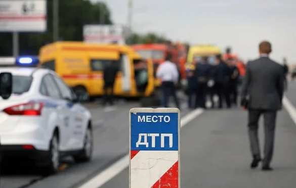 БТР протаранил маршрутку на юге России: есть погибшие (ФОТО, ВИДЕО) | Русская весна