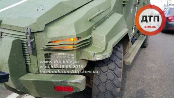 ДТП в Киеве: военный броневик протаранил легковушку (ФОТО) | Русская весна