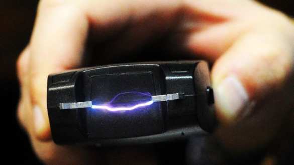 «Неприятно, но эффективно»: Глава патрульной полиции Украины испытал на себе электрошокер (ВИДЕО) | Русская весна