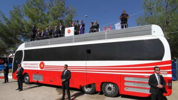 Эрдоган бросился на помощь охраннику, попавшему под автобус (ВИДЕО) | Русская весна