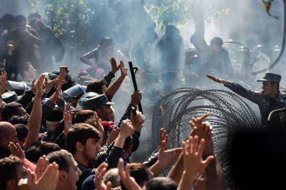 В Ереване «бархатные революционеры» осадили резиденцию премьера (+ФОТО, ВИДЕО) | Русская весна