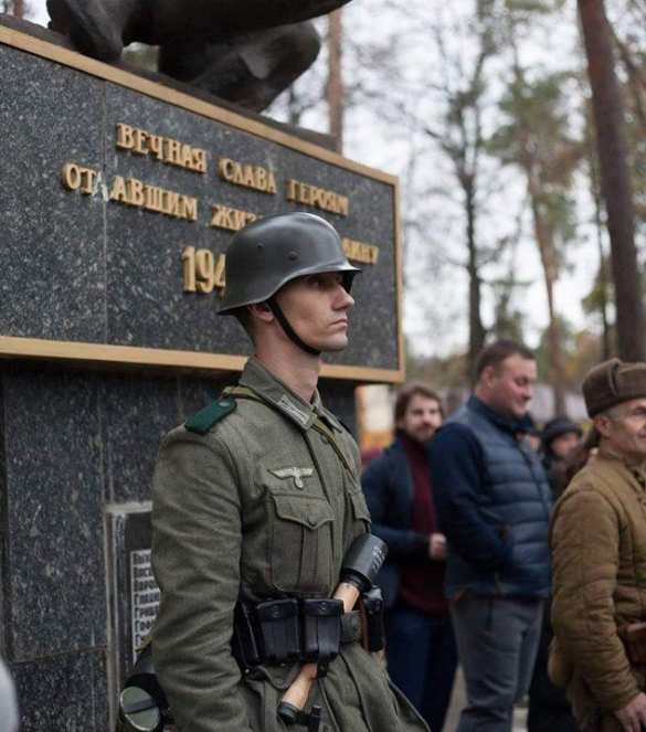 Странная «реконструкция» — в окрестностях Киева у памятника советским воинам выставили эсэсовский караул (ВИДЕО) | Русская весна