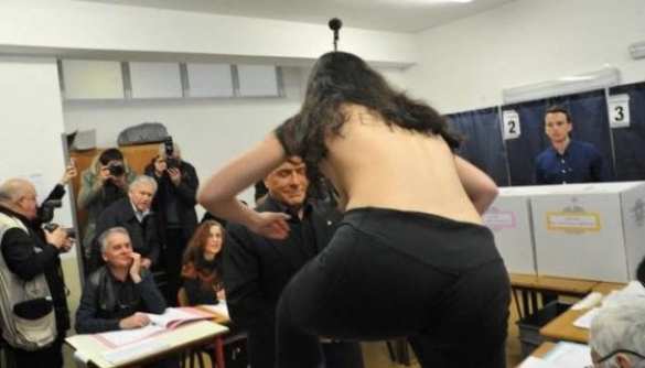 «Активистка» Femen с голой грудью бросилась на Берлускони (ФОТО, ВИДЕО 18+) | Русская весна