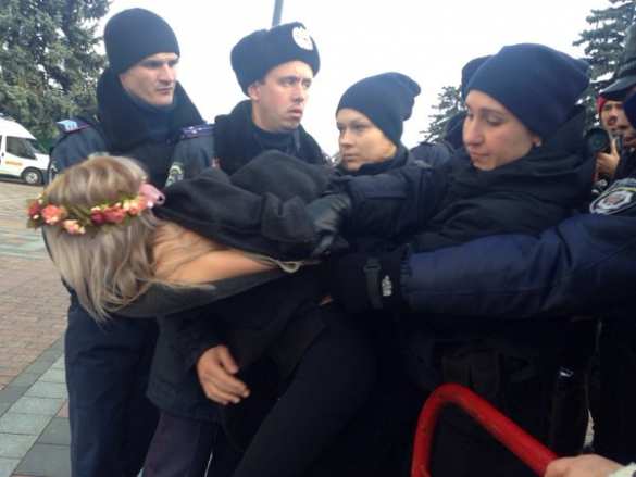Скандалистки из Femen разделись перед Верховной Радой (ФОТО) | Русская весна