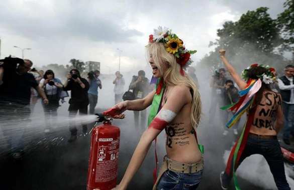 Голые «активистки» переругались: стало известно о распаде украинской Femen | Русская весна