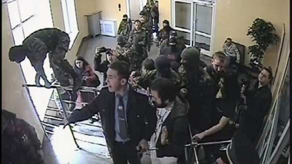 «Пишите рапорта или мы вас сожжем»! — боевики «Правого сектора» взяли штурмом Волынские МВД и ГАИ в Луцке «Пишите рапорта или мы вас сожжем»! — боевики «Правого сектора» взяли штурмом волынские областные МВД и ГАИ в Луцке (видео) | Русская весна