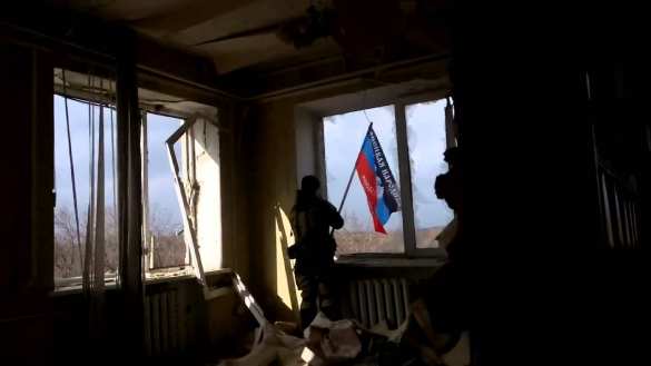 Спецназ ДНР водрузил флаг Республики над Авдеевкой (ВИДЕО+КАРТА) | Русская весна