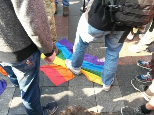 Переходящее радужное знамя: неонацисты отобрали флаг у гомосексуалистов в Киеве (ВИДЕО) | Русская весна