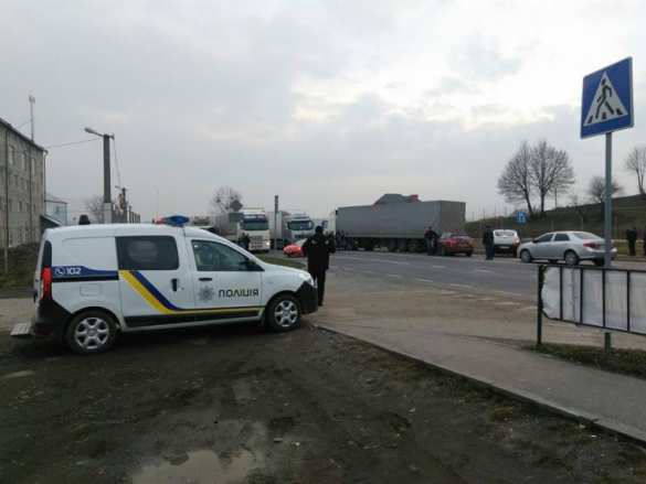 Украинские дальнобойщики в поддержку российских коллег перекрыли трассу под Львовом (+ФОТО) | Русская весна