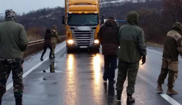 Украинские радикалы намерены «подорвать российскую экономику» блокировкой фур | Русская весна