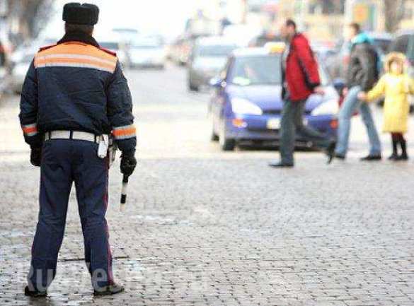 In Lwow fangen die Kriegskommissare Autofahrer zusammen mit Verkehrspolizisten, um ihnen Einberufungsbefehle einzuhändigen | Русская весна