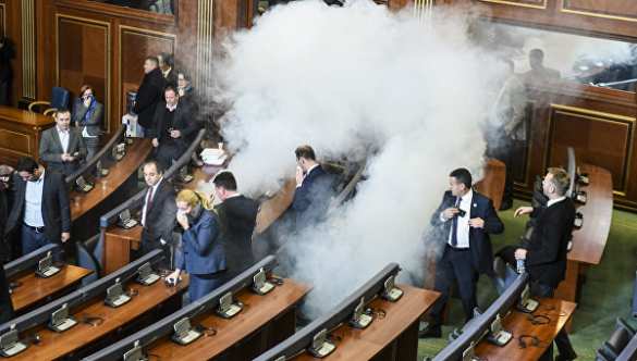 В парламенте Косово два раза за день распылили слезоточивый газ  | Русская весна
