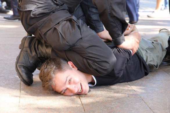 Полиция Одессы нежно задержала противников гей-парада (ФОТО) | Русская весна