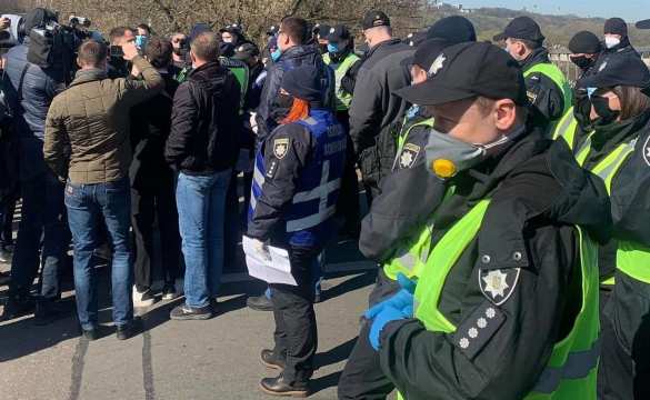 Хроники одичания: в Киеве под «Слава Украине» штурмовали парк, полиция «запаковала» провокаторов (ФОТО, ВИДЕО) | Русская весна