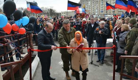 Глава ДНР вручил ключи от новых квартир жителям Юнокоммунаровска, потерявшим жилье из-за боев (ФОТО) | Русская весна
