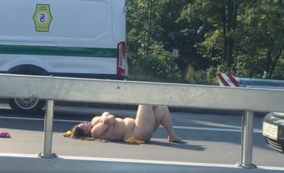 Обнажённая женщина прилегла на дорогу в Киеве (ФОТО, ВИДЕО 18+) | Русская весна