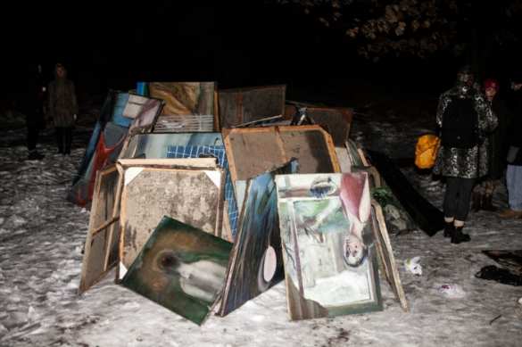 Новости украинской культуры: голая «художница» устроила костер из своих картин в Киеве (ФОТО)  | Русская весна