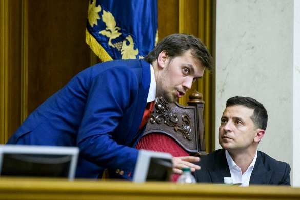Зеленского поставили на шпагат: почему он не смог уволить Гончарука? | Русская весна