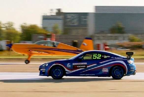 Кто быстрее: авиаторы или автогонщики — грандиозная супергонка прошла на МАКС-2015 (ВИДЕО) | Русская весна