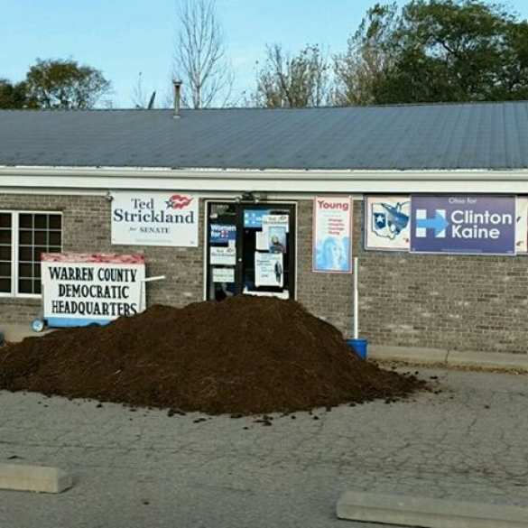 Перед офисом партии Клинтон вывалили кучу навоза (ФОТО) | Русская весна