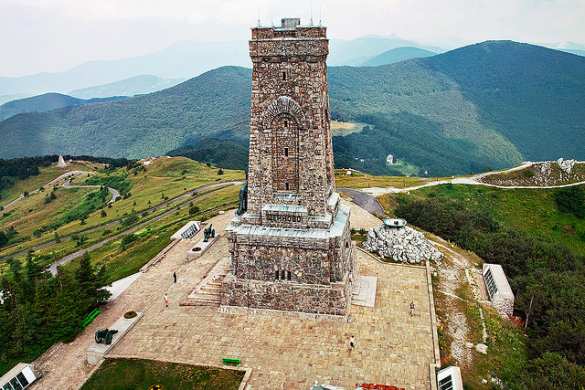 Киев в ярости: в Болгарии на Шипке появился флаг ДНР (ФОТО) | Русская весна