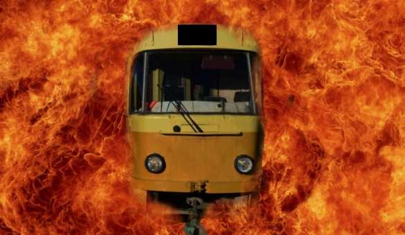 На Украине на ходу загорелся трамвай с пассажирами (ВИДЕО) | Русская весна