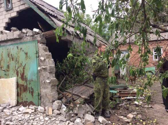 Четверо раненых, поврежденные дома, обесточенные населенные пункты — подробности ночных обстрелов пригородов Донецка и Горловки | Русская весна