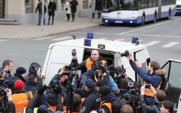СРОЧНО: Военкор Грэм Филлипс задержан за съемки на митинге нацистов в Риге (ФОТО, ВИДЕО) | Русская весна