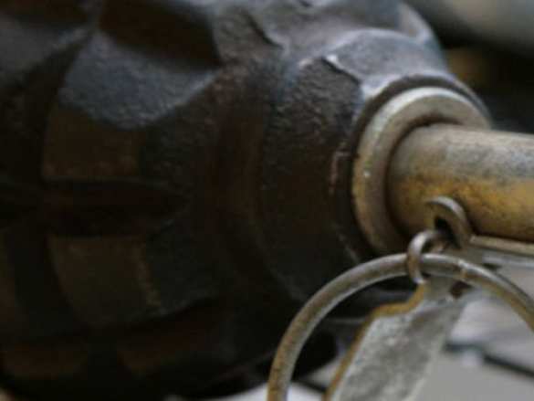 На окраине Донецка украинские диверсанты установили растяжку рядом с детской площадкой | Русская весна