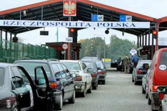 Поляки начинают блокировать украинские фуры на границе | Русская весна