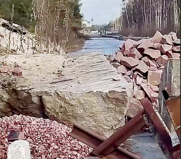 На границе Украины с Белоруссией вывалили кучу камней и противотанковых ежей (ВИДЕО) | Русская весна