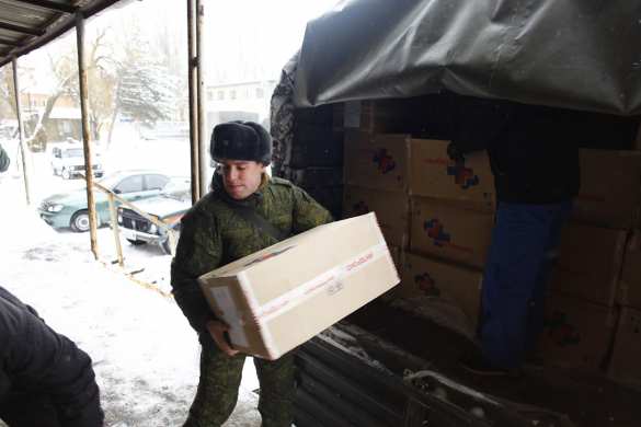 Армия с народом: Бойцы ДНР оказали помощь жителям Докучаевска (ВИДЕО) | Русская весна