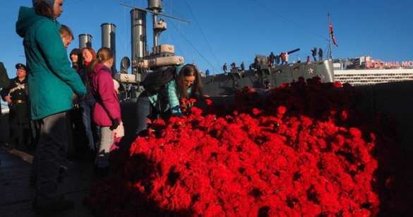 К крейсеру «Аврора» принесли тысячи гвоздик (ФОТО) | Русская весна