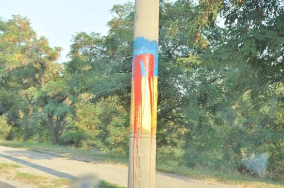 В Харькове продолжают обливать кроваво-красной краской украинскую символику (фото) | Русская весна