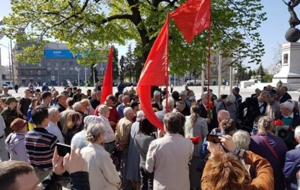В Харькове первомайскую демонстрацию охраняли с собаками, что не помешало нападению неонацистов (ФОТО, ВИДЕО) | Русская весна
