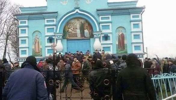 Прихожане храма УПЦ МП под Ровно встретят Новый год в осаде | Русская весна