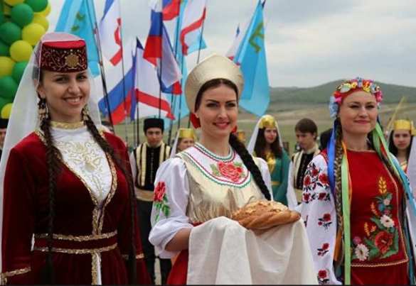 В Крыму развернули самый большой флаг крымских татар | Русская весна