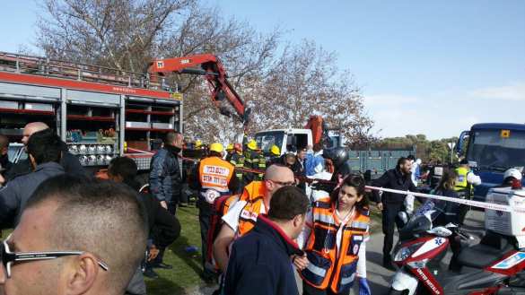 Грузовик въехал в толпу пешеходов в Иерусалиме (ФОТО, ВИДЕО) | Русская весна