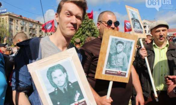 В Запорожье на «Бессмертный полк» принесли портреты героев «Игры престолов» (ФОТО) | Русская весна