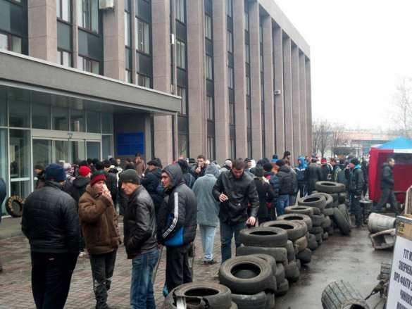 «Повторение пройденного» — в г. Кривой Рог захвачен горсовет, возле него строятся баррикады из покрышек (ФОТО, ВИДЕО) | Русская весна