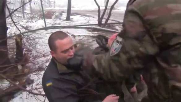 Гиви поймал «непобедимых» «киборгов» и заставил их съесть свои погоны (ВИДЕО 18+) | Русская весна