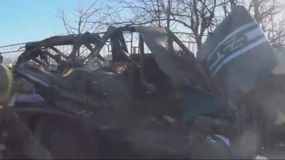 Украинский танк раздавил машину с боевиками полка «Азов» (ВИДЕО 18+) | Русская весна